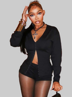 Ensemble deux pièces décontracté pour femme – haut tricoté à manches longues avec boutons cachés et short assorti – ensemble coordonné noir avec boucle, tenue de soirée / combinaison élégante.